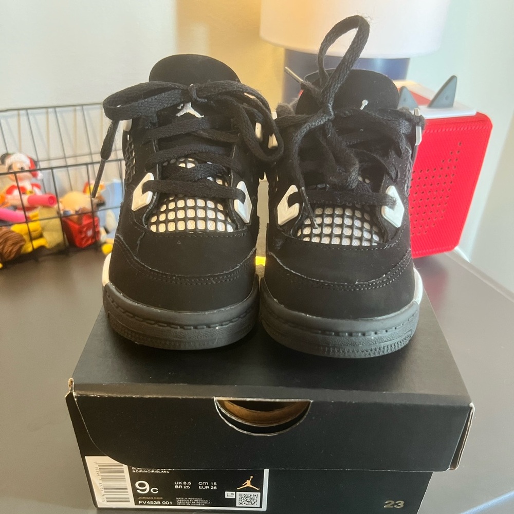 Toddler Black and White 4s
